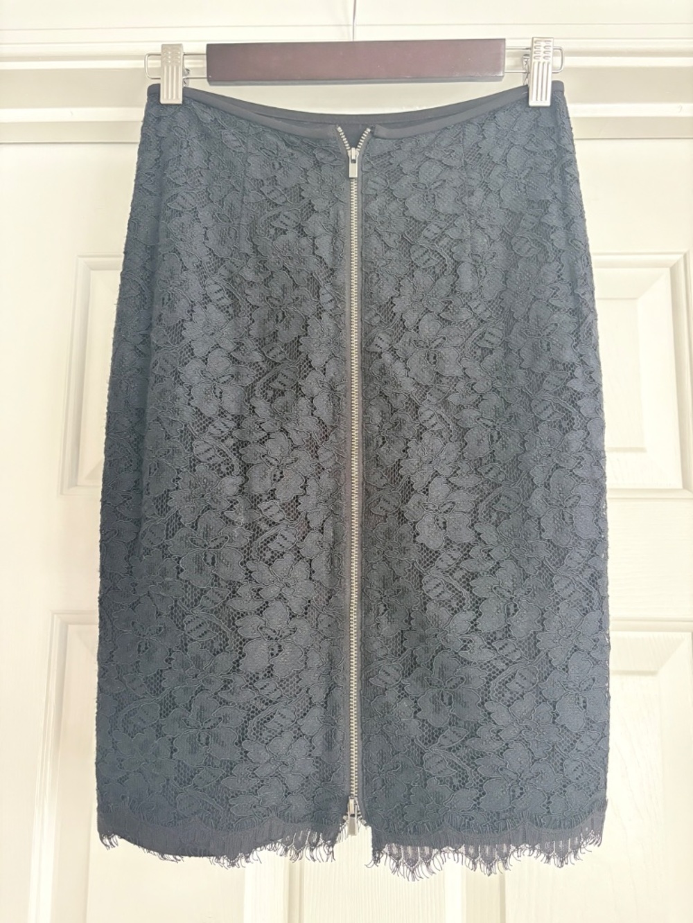 Diane Von Furstenberg Lace Pencil Skirt with Exposed Zipper Size 0 - Picture 4 of 6